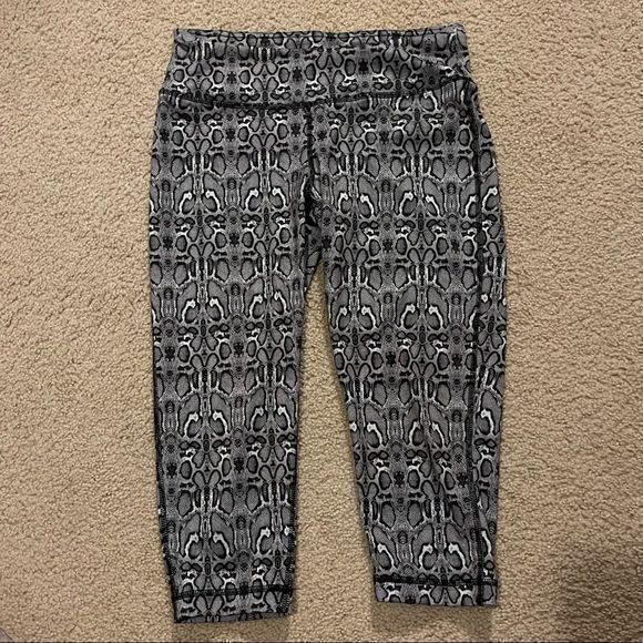 90 Degree Snake Skin‎ Capri Leggings - Picture 1 of 1